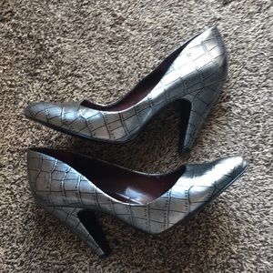 Jessica Simpson pewter-y gray & black print heels